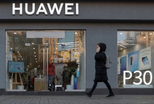 Directora financiera de Huawei aterrizó en China tras ser liberada en Canadá