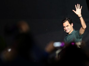 En plena cancha, Roger Federer debió suspender su partido en Colombia por el toque de queda