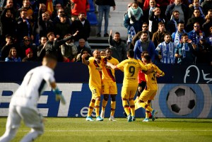 Suárez y Vidal evitan el naufragio del Barça en Butarque