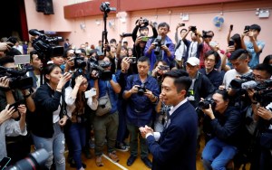 Demócratas de Hong Kong consiguen una victoria arrolladora en medio de la crisis política