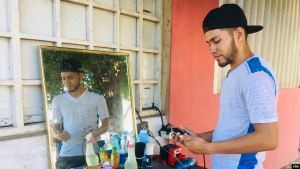 El barbero “de calle” venezolano, un oficio reanimado por la crisis (Videos)