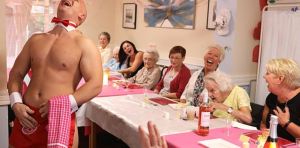 ¡Sin vergüenzas! Contratan un grupo de strippers para celebrar un cumpleaños en un ancianato (Fotos)