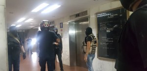Periodistas valientes encararon a esbirros armados en entrada de la sede de VP (VIDEO)