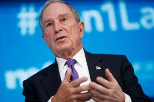Bloomberg lanzó millonaria campaña publicitaria en contra de Trump