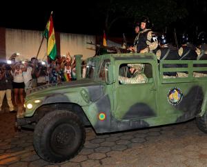 Militares y policías lograron patrullar las calles de Bolivia (Fotos)