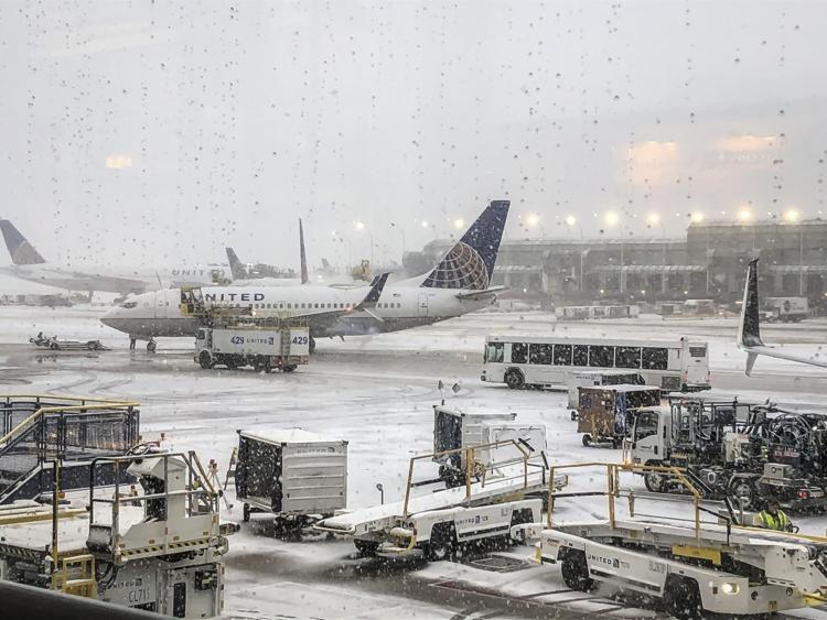 Avión se sale de la pista durante aterrizaje en Chicago