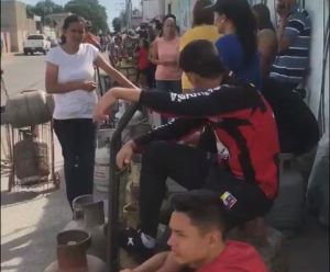 Vecinos de Barquisimeto sacan sus bombonas a pasear por falta de gas #30Nov
