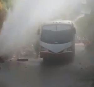 Una tubería matriz se reventó en plena carretera vieja Caracas-La Guaira (VIDEO)