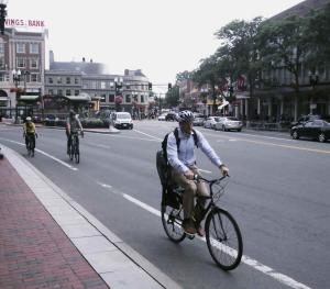Gobierno de Estados Unidos recomienda exigir que ciclistas usen casco