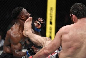 Un luchador ruso de la UFC noquea a su rival con una devastadora patada (Fotos y Video)
