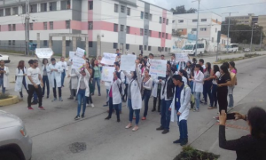 Estudiantes de Medicina de la ULA en Mérida protestan y exigen insumos para poder iniciar clases #21Nov (FOTOS)