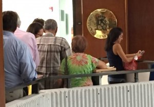 Españoles en Miami acuden al consulado para votar en importantes elecciones