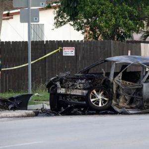 Feroz accidente en Deerfield Beach: Pasajero muerto y auto incendiado