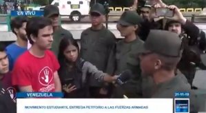 Me siento orgulloso de que estén aquí: Militar rompe el protocolo frente a los estudiantes #21Nov (VIDEO)