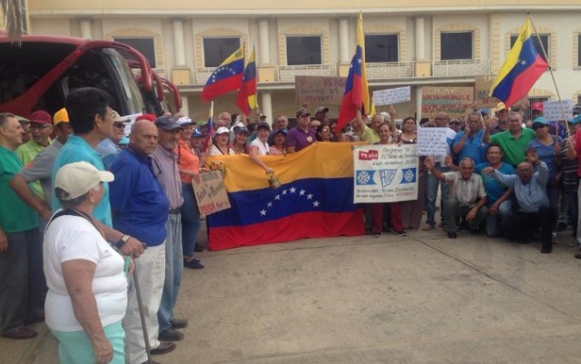 Jubilados protestan en El Tigre. Foto: @marimarcanos