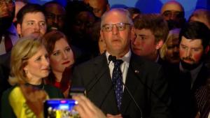 Demócrata gana reelección como gobernador de Luisiana