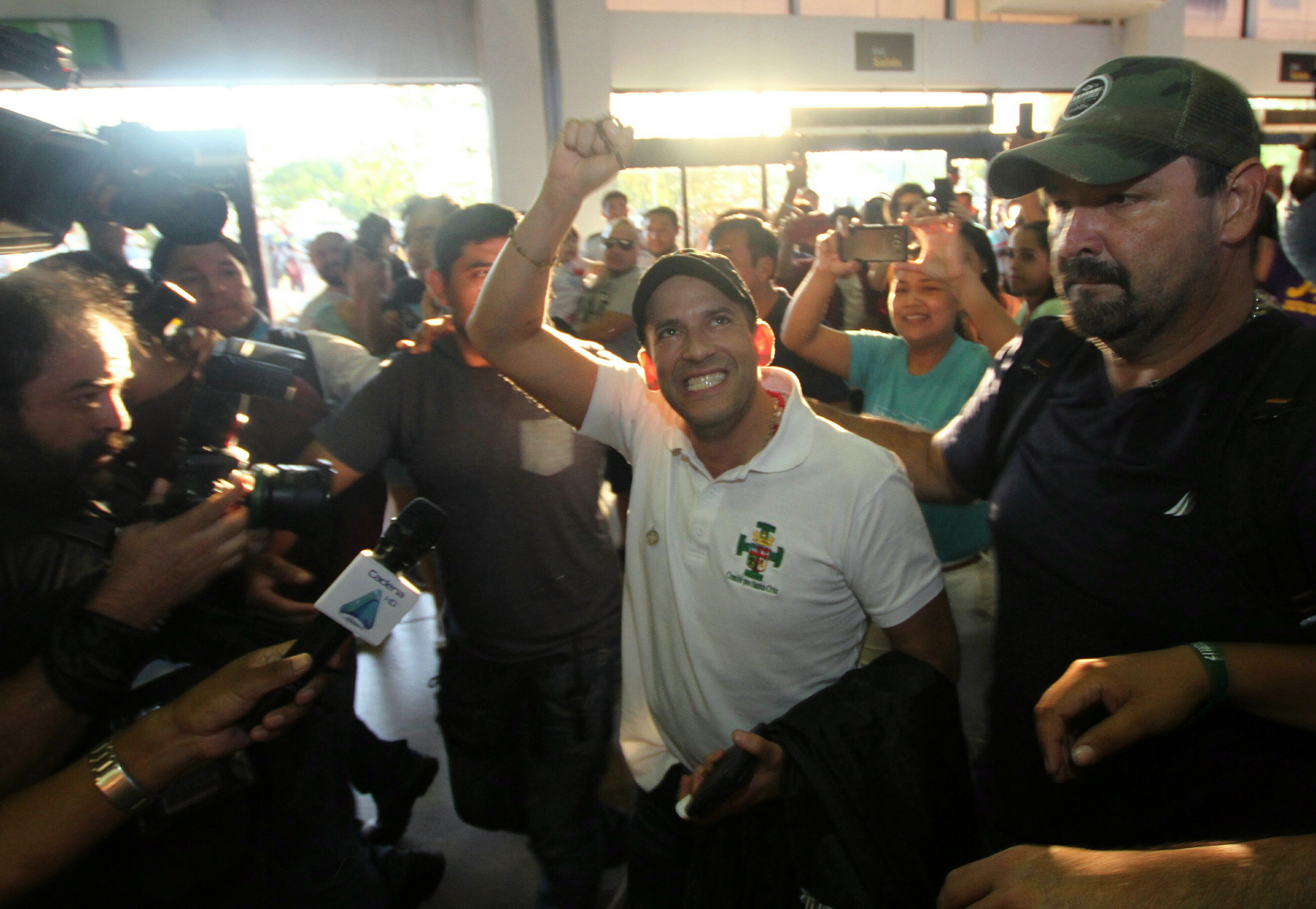 Opositor Camacho llega a La Paz para llevar carta de renuncia a Morales