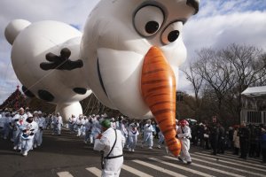 Nueva York se llena de colores y globos gigantes en desfile del Día de Acción de Gracias