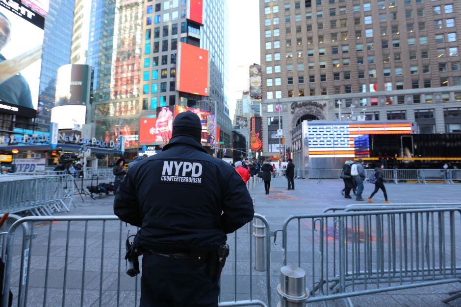 NYPD promueve salir de vacaciones para prevenir suicidio de policías