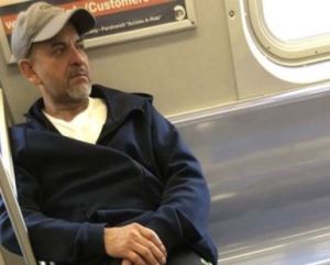 Graban a sádico masturbándose mientras viajaba en el metro