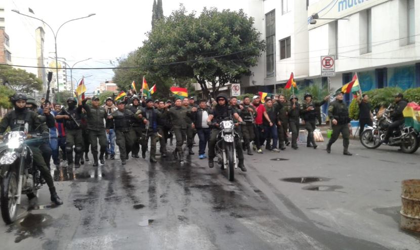 Policías de Bolivia festejan la renuncia de Evo Morales (Fotos)