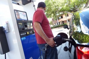Precio de la gasolina en Florida baja a pesar de pronóstico adverso