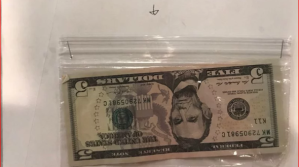 ¡Un gran gesto! Alumno le dio 5$ a su maestra porque ella no ganaba lo suficiente (FOTOS)