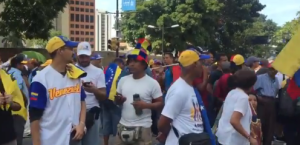 Bajo la consigna “queremos más calle”, caraqueños en Chacaito brindan apoyo a Guaidó #16Nov (VIDEO)