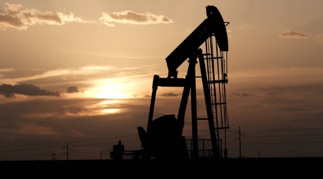 Petróleo baja antes de informe sobre reservas en EEUU