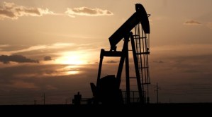 Petróleo sube alentado por medidas de desconfinamiento