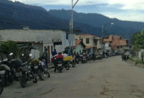 Así amaneció la KILOMÉTRICA cola de motorizados en Mérida para surtir gasolina #4Nov