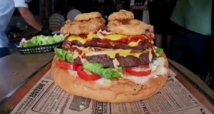 ¿Te la comerías? Así es la MEGA hamburguesa que ofrecen en Bangkok por 330 dólares (Video)
