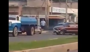 Zuliano se volvió loco y chocó su carro varias veces… pa’ meterse en la cola de la gasolina (VIDEO)
