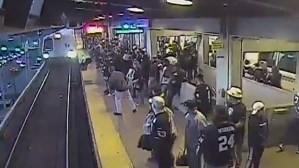 El momento exacto en el que un empleado salva a una persona de ser arrollada por un tren (Video)