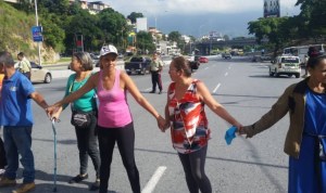 Vecinos del sector “Las Minitas” protestan en el distribuidor Santa Fe por falta de agua #4Nov