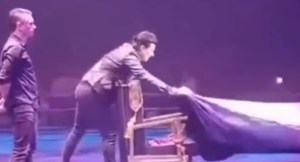 Un mago aparece a una mujer en pleno escenario y el público queda sin palabras (Video)