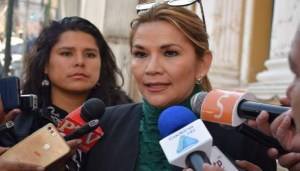 EN VIDEO: Vicepresidenta del Senado Jeanine Áñez llegó a la Asamblea Legislativa de Bolivia