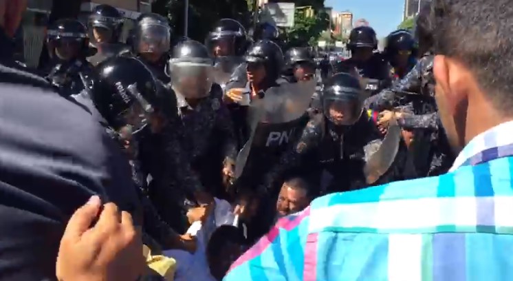 PNB intenta detener a manifestante durante trifulca en la Av. Libertador #18Nov (VIDEO)