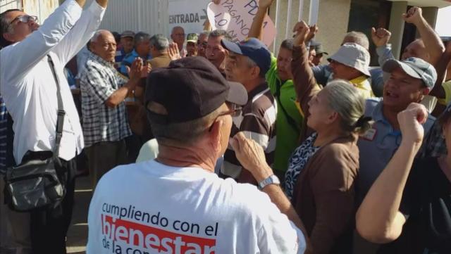 Pensionados protestan en Maracaibo por situación de pagos. @edwinpri
