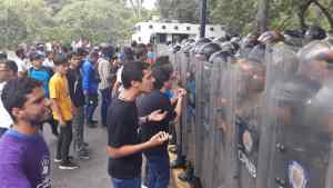 EN FOTOS: Así estudiantes en la UCV confrontan a la fuerza represora de Maduro #14Nov