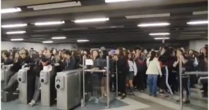 “Vamos a evadir y no pagar”, bajo esta premisa estudiantes en Chile bloquean accesos del Metro de Santiago (VIDEO)