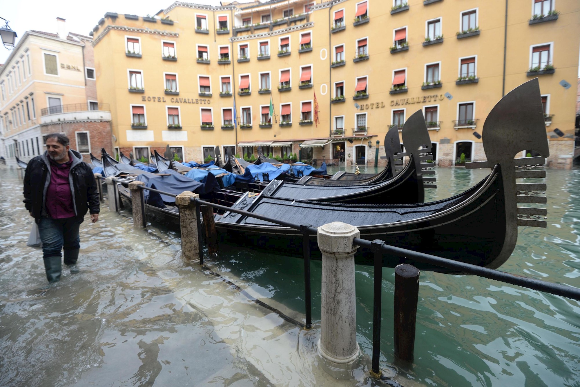 Почему венеция на воде. Наводнение в Венеции. Аренго Венеция. Мишов Венеция. Венеция сейчас 2023.