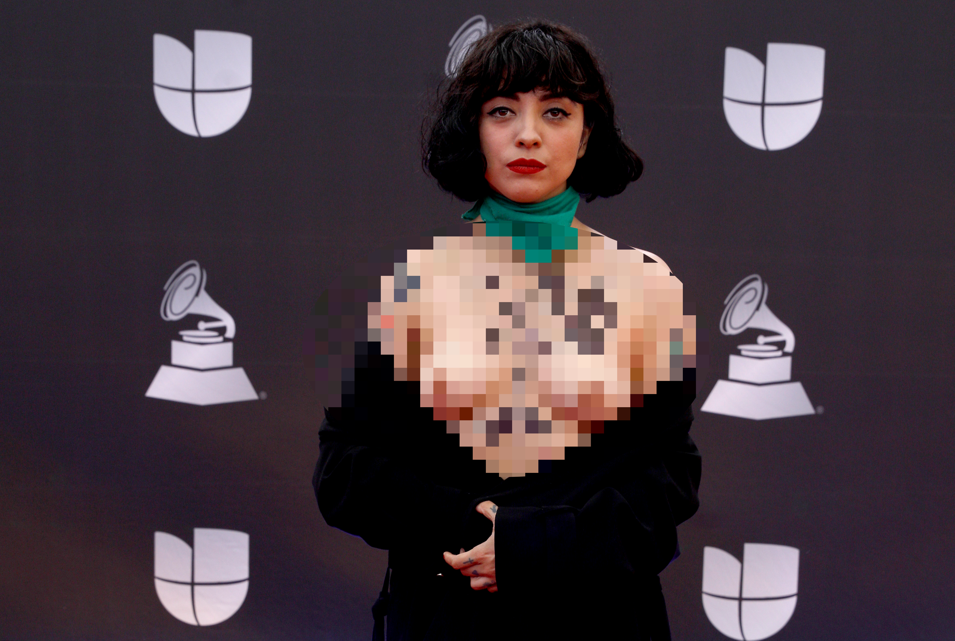 ¡Sin pudor! Mon Laferte mostró sus pechos en la alfombra de los Latin Grammy en modo protesta (FOTOS)