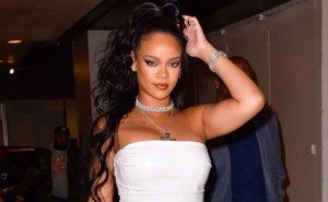 ¡Sin pudor! Rihanna casi muestra sus pezones con diminuto traje de baño