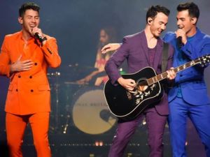 Jonas Brothers se salvan de bala perdida en el sur de Florida