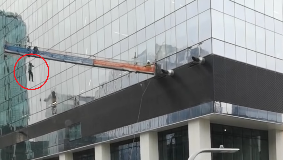 Limpia vidrios de rascacielos sufrió un espantoso accidente (video)