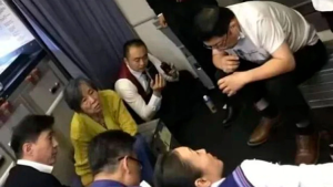 Un médico le salvó la vida a un pasajero en un vuelo succionándole la orina (VIDEO)