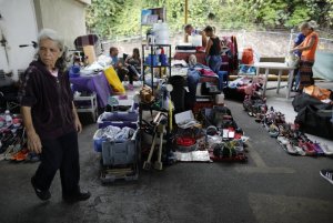 Venezolanos venden sus posesiones para poder irse del país