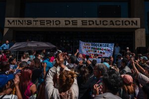 Ministerio de Educación amanece con tarima del chavismo tras protesta de maestros para este #16Ene (FOTO)