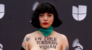 Por qué Mon Laferte protestó en topless durante la alfombra roja de los Latin Grammy
